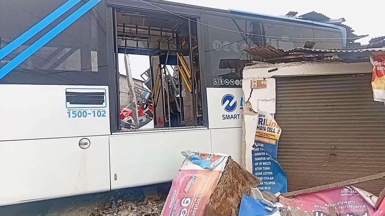 Bus Transjakarta Hantam Ruko di Cakung, Enam Korban Luka