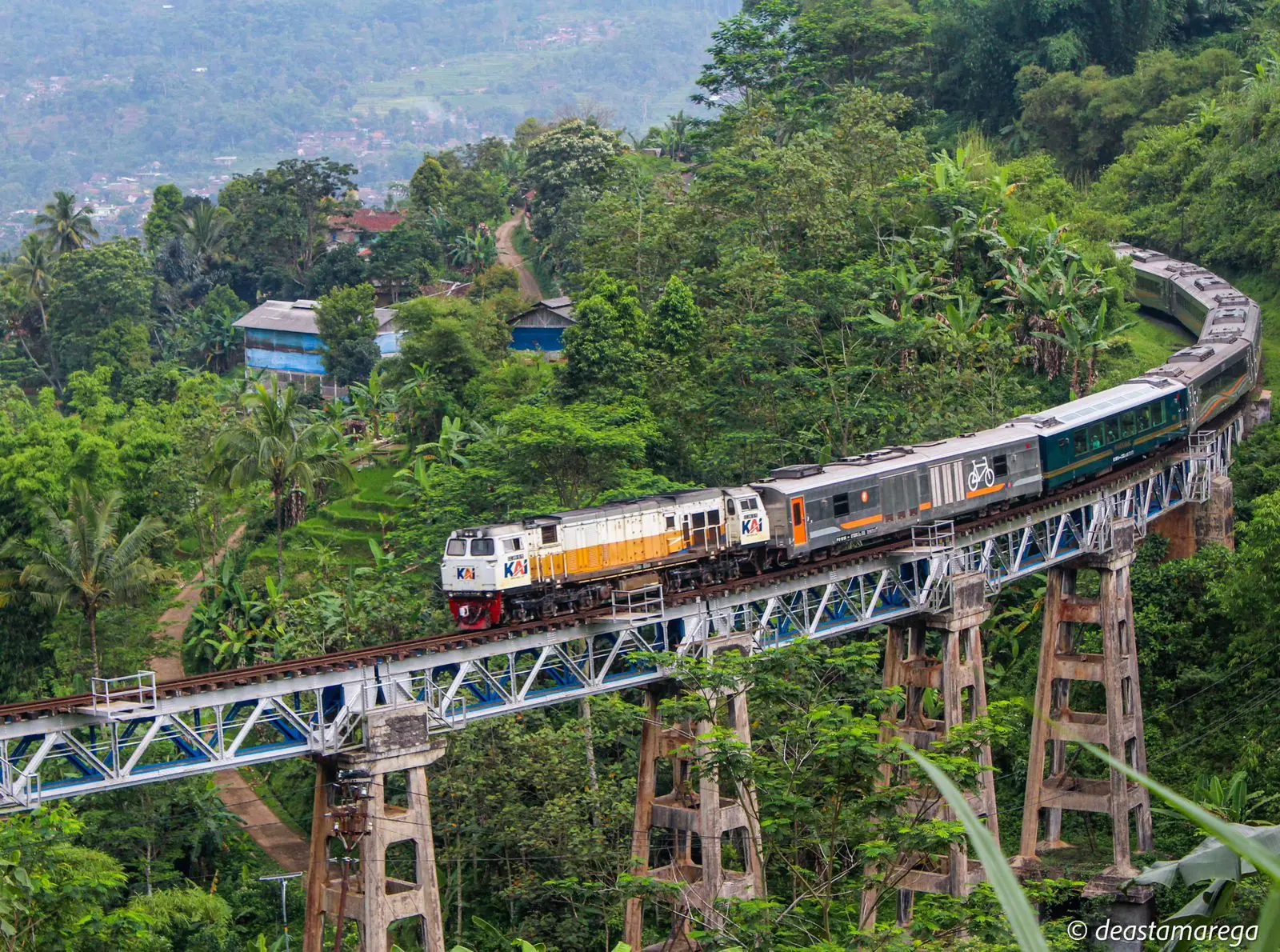 7 Rute Kereta Api Terindah di Indonesia yang Harus Kamu Coba