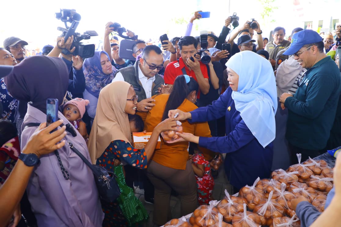 Warga Antusias Serbu Pasar Murah di Probolinggo, Gubernur Khofifah: Pemerintah Hadir Ringankan Beban Masyarakat
