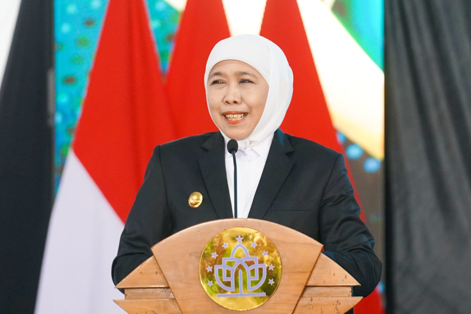 Gubernur Khofifah Ajak Wisudawan Universitas KH Abdul Chalim Jadi Generasi Inovatif, Kreatif dan Adaptif Menuju Indonesia Emas 2045