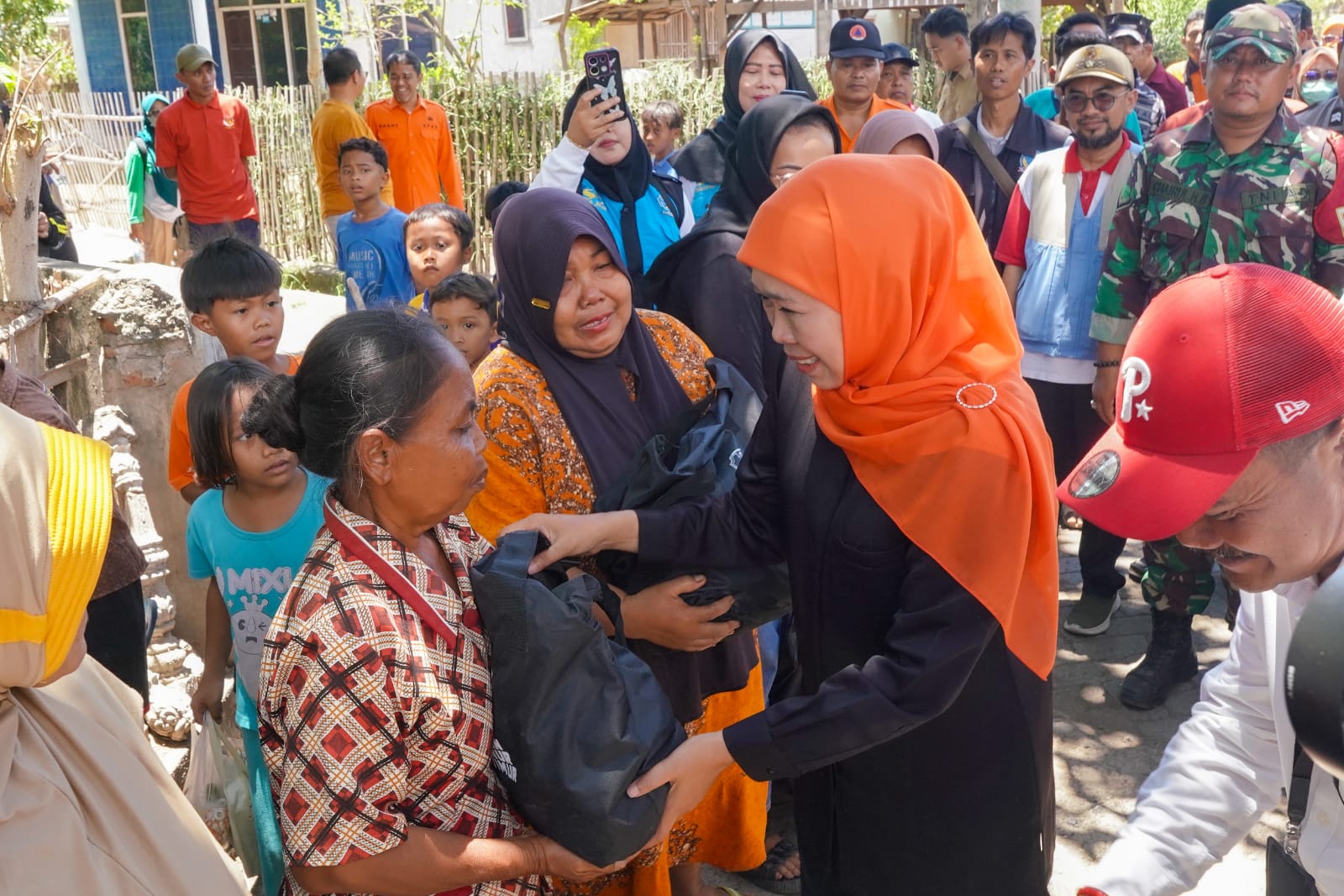 Gubernur Khofifah Serahkan Bantuan Bagi Warga Terdampak Gempa Situbondo, Tekankan Pentingnya Desa Tangguh Bencana