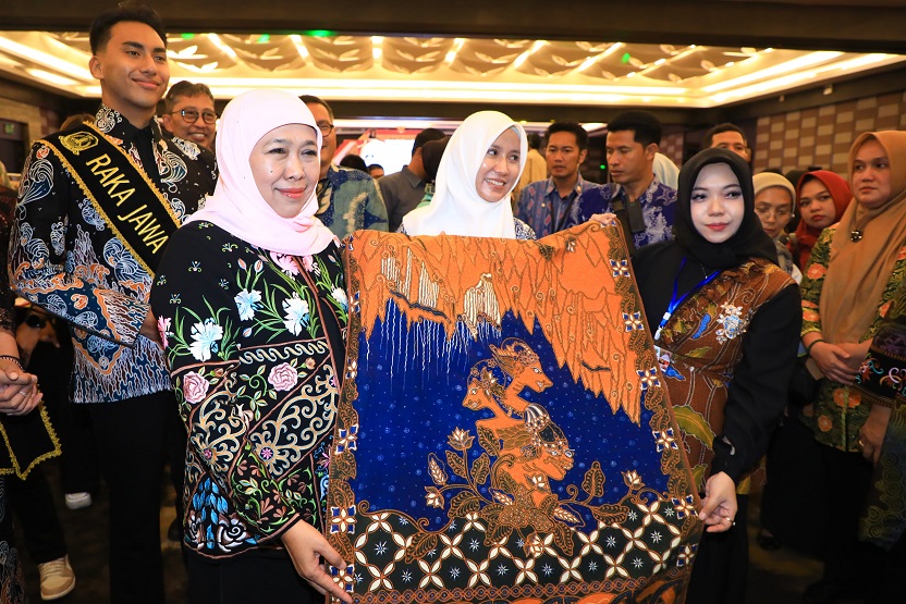 Hari Batik Nasional 2025, Gubernur Khofifah Kenalkan Karya Wastra Batik Gerbang Baru Nusantara