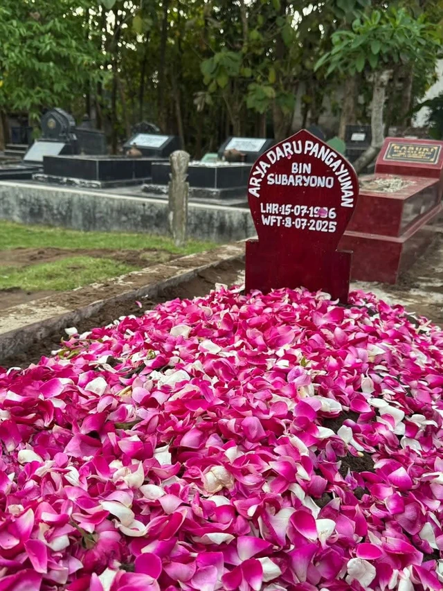 Polisi Pastikan Makam Arya Daru Amblas akibat Faktor Alam, Bukan Dirusak