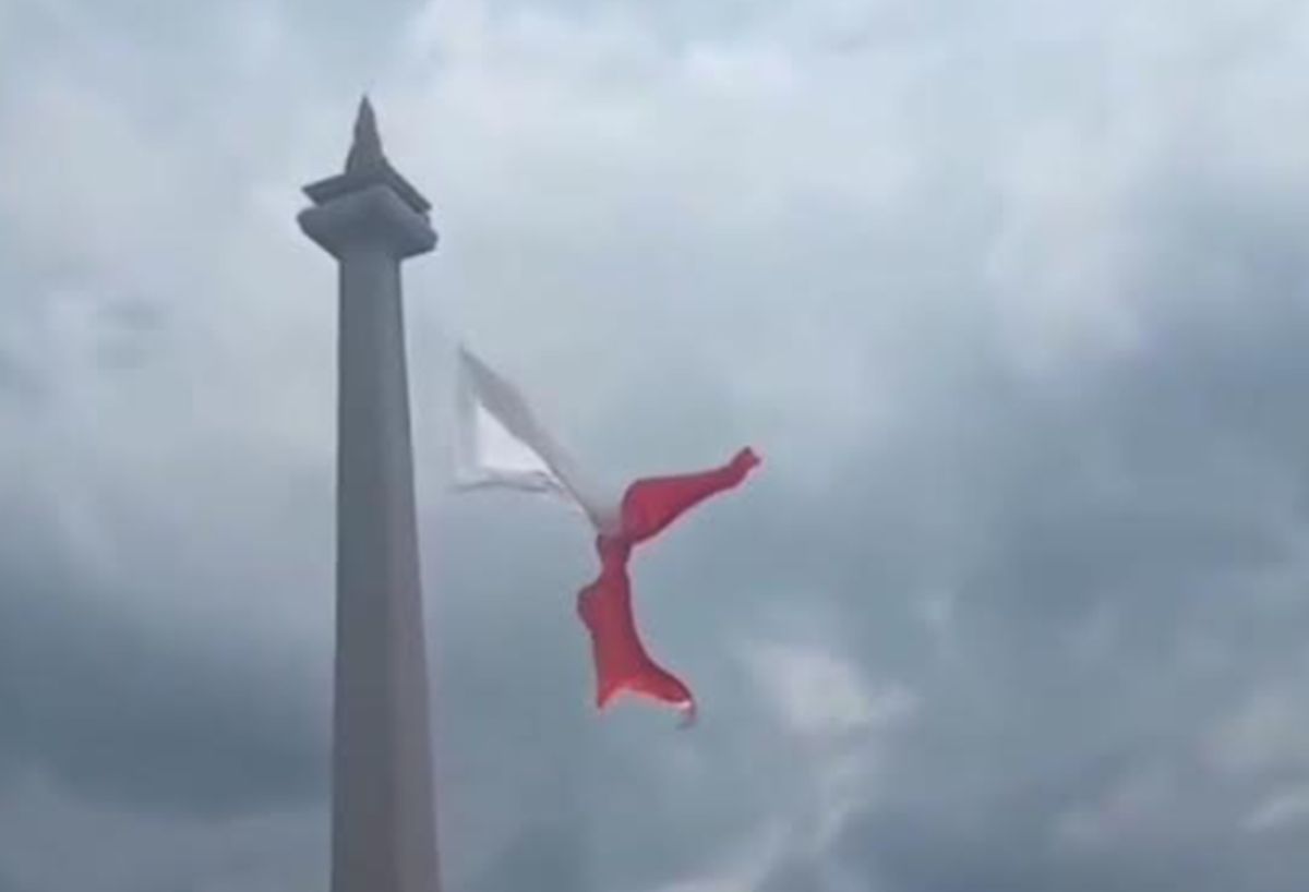 Ini Penyebab Bendera Merah Putih Raksasa HUT TNI Robek di Monas