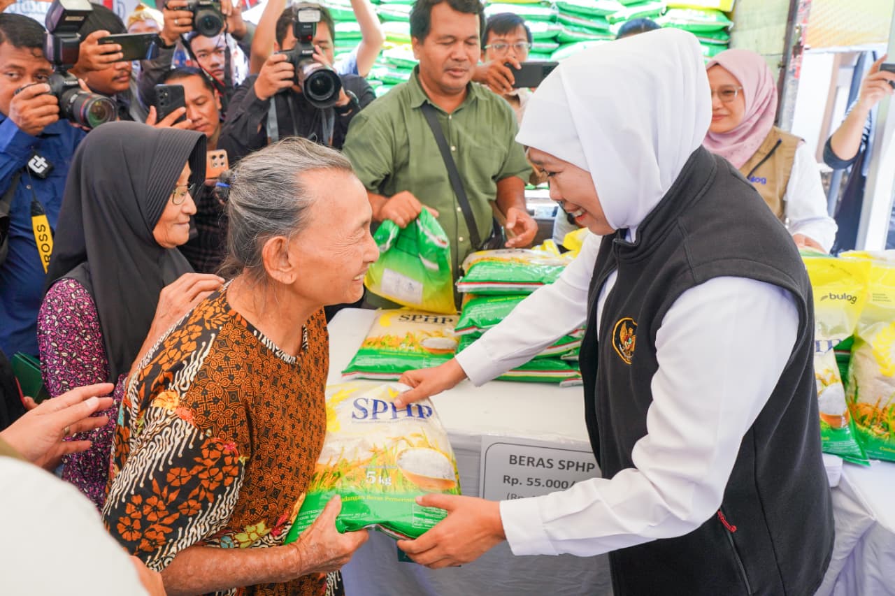 Gelar Pasar Murah ke 118 di Magetan, Gubernur Khofifah Komitmen Jaga Daya Beli Masyarakat dan Dekatkan Bahan Pokok Terjangkau