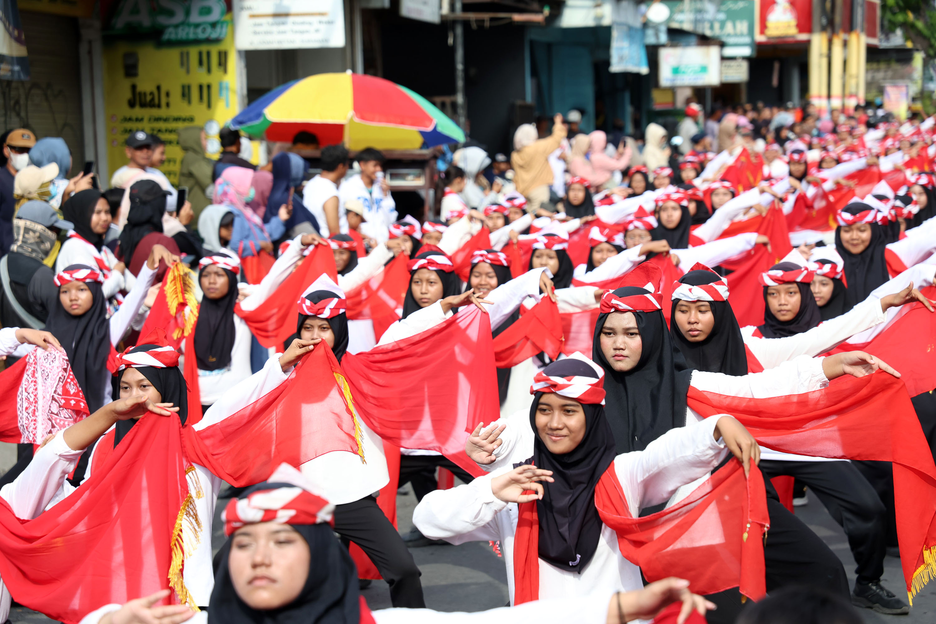 Sembrani Bumi Nusantara 2025, 1.000 Pelajar Surabaya Tampil dalam Tari Remo Massal