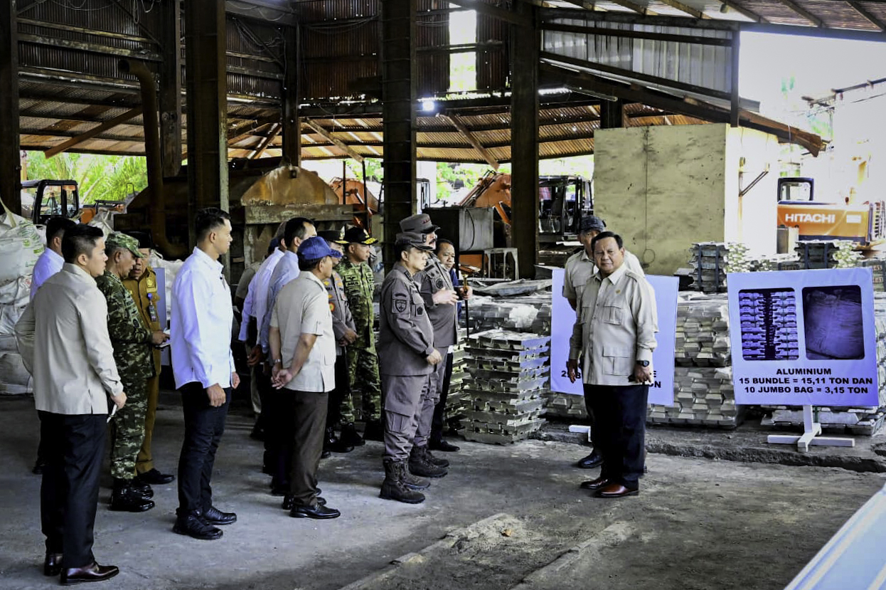 Prabowo Saksikan Langsung Penyerahan Aset Barang Rampasan Negara dari Tambang Ilegal kepada PT Timah