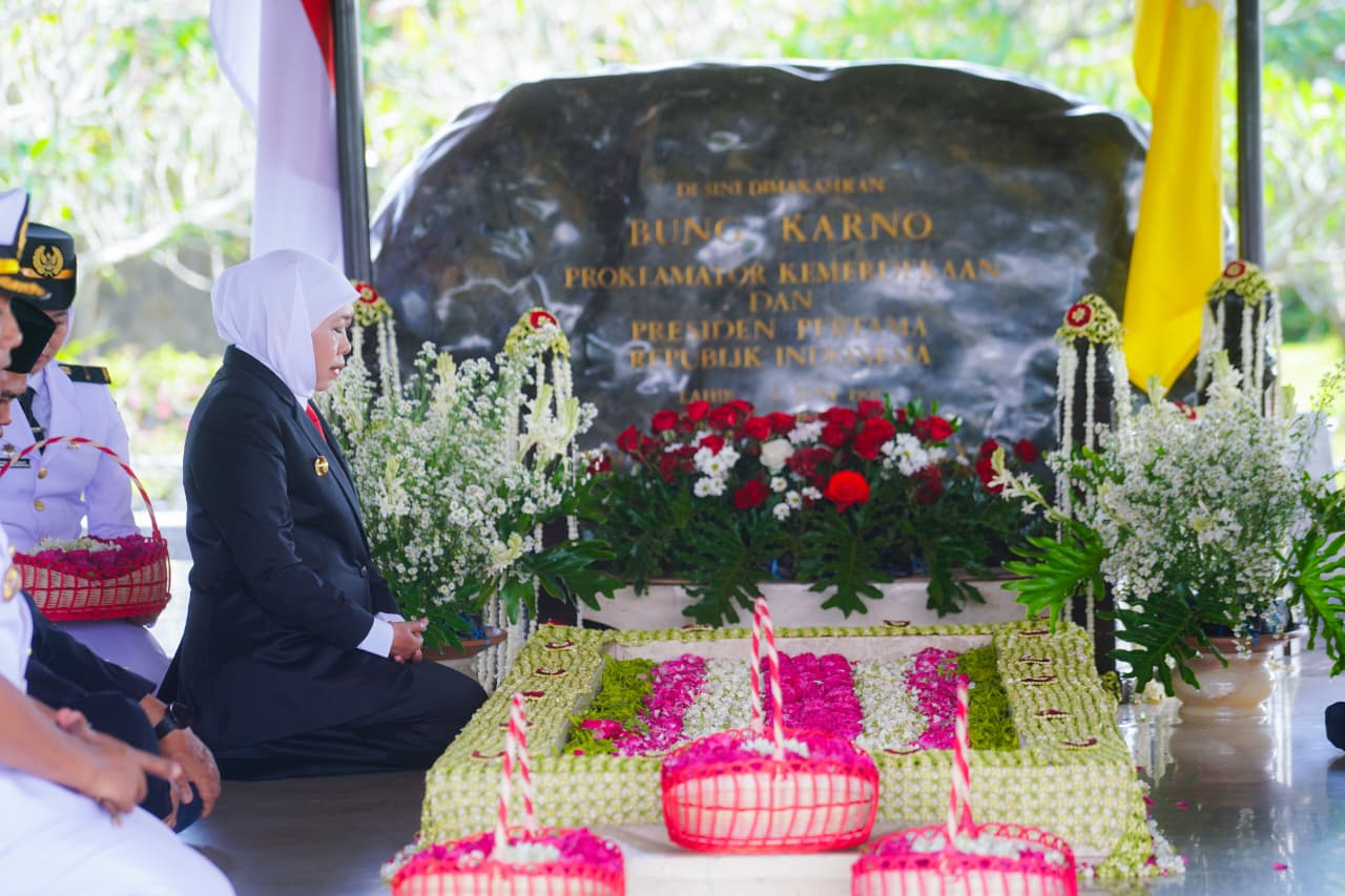 Gubernur Khofifah Pimpin Ziarah Makam Proklamator RI Jelang Hari Jadi ke 80 Jatim, Ajak Masyarakat Aktualisasikan Nilai Kepahlawanan Bung Karno
