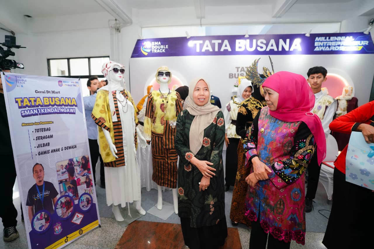 Gubernur Khofifah Bangga Siswa Double Track di Jatim Bentuk 1600 Kelompok Usaha Siswa di 2025, Pecahkan Rekor MURI