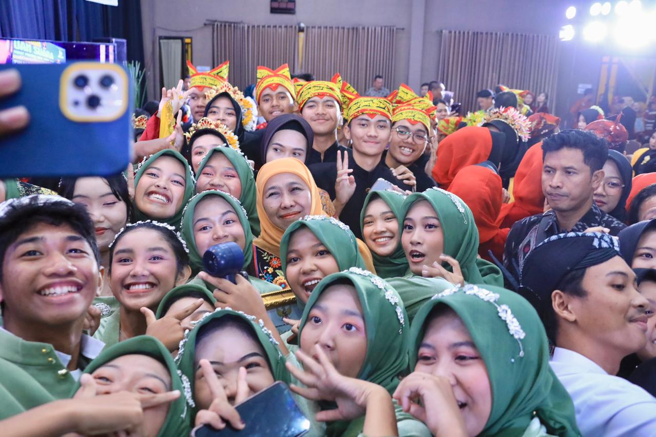 Gubernur Khofifah Apresiasi Semangat Pelajar Jatim di Final Lomba Paduan Suara SMA SMK 2025, Siapkan Generasi Emas 2045 dengan Semangat Kebersamaan dan Cinta Budaya Lokal