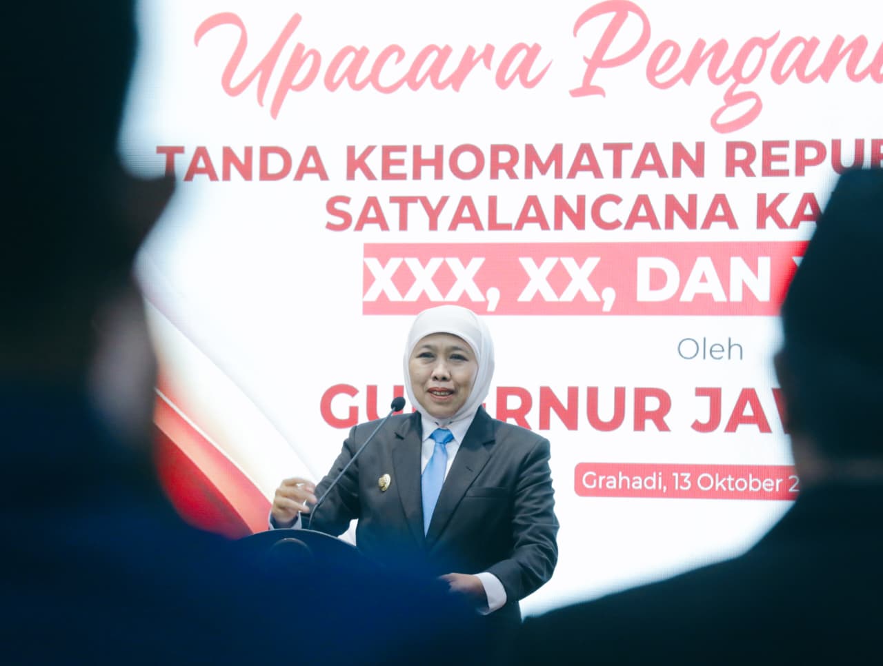 Sematkan Satyalancana Karya Satya ke 982 ASN, Gubernur Khofifah: Integritas Fondasi Jatim Tangguh Terus Bertumbuh
