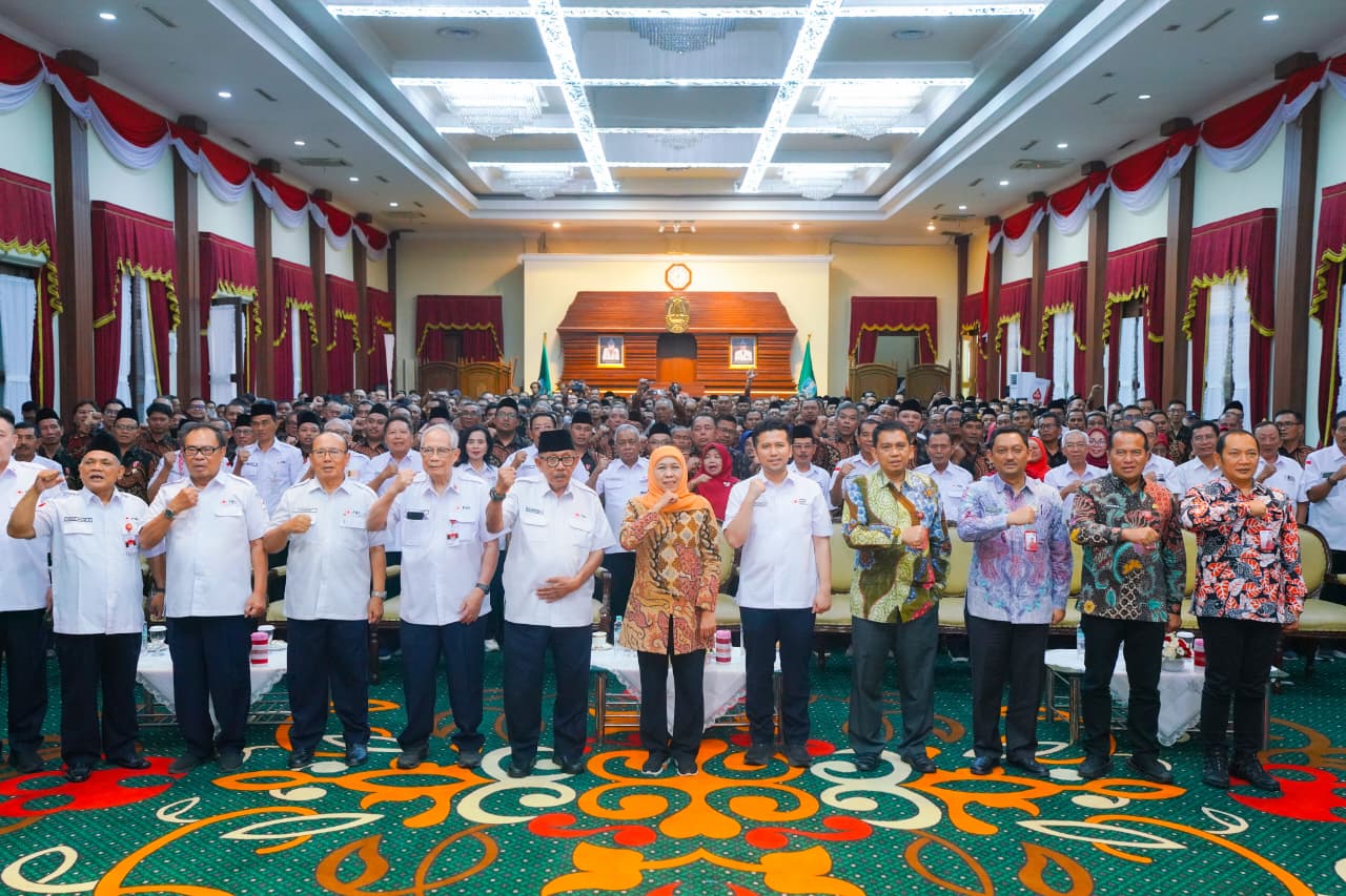 Gubernur Khofifah Serahkan Penghargaan 604 Pendonor Darah Sukarela 75 Kali, Dorong Siswa Aktif Donor Darah Lewat PMR