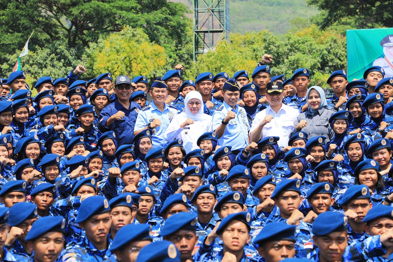 Siapkan Pemimpin Tangguh dan Berkarakter Songsong Indonesia Emas 2045, Gubernur Khofifah Pimpin Pembaretan Serentak 1.346 Siswa SMA Taruna seJatim