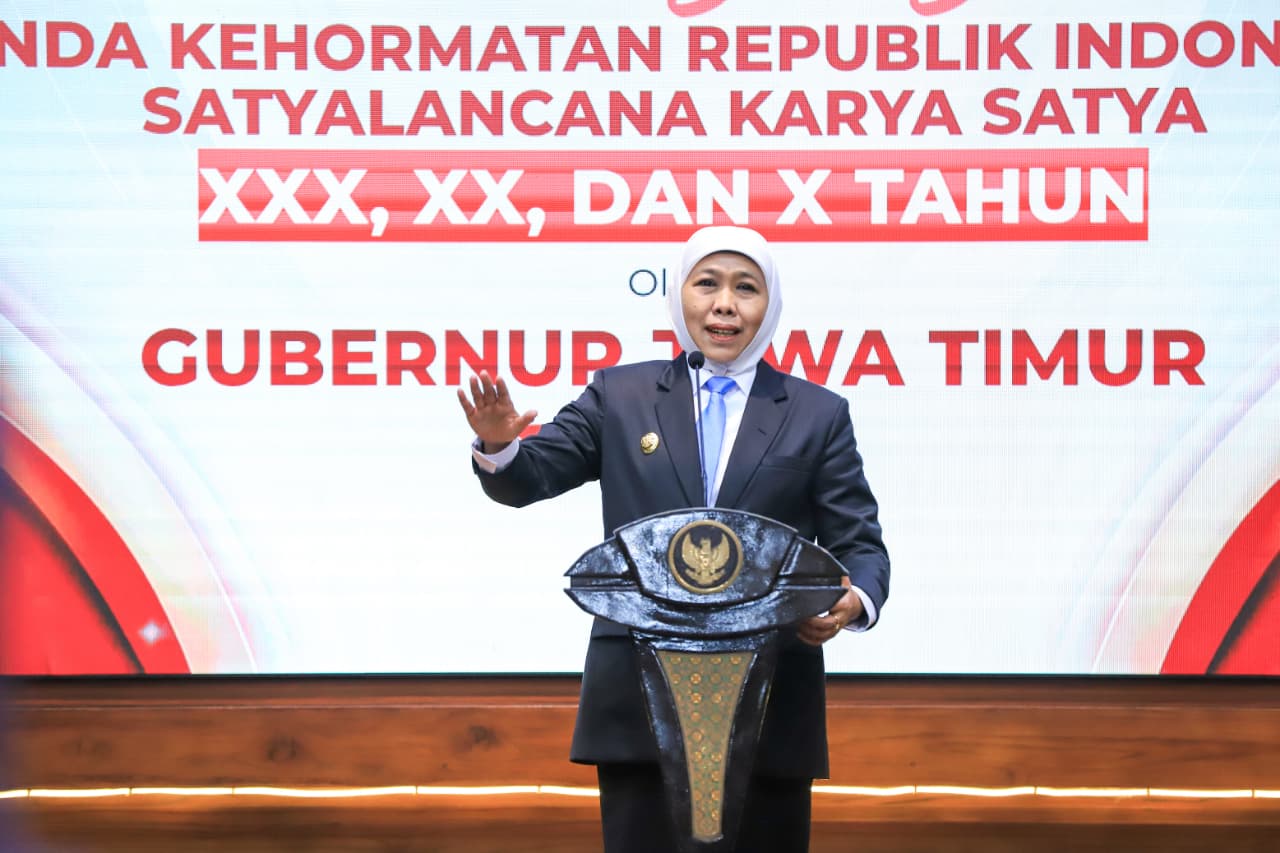 Gubernur Khofifah Tuntaskan  Penyematan Tanda Kehormatan Satyalancana Karya Satya 653 ASN Pemprov Jatim di Hari Kedua: Terus Perkuat Filosofi Kerja JATIM BISA