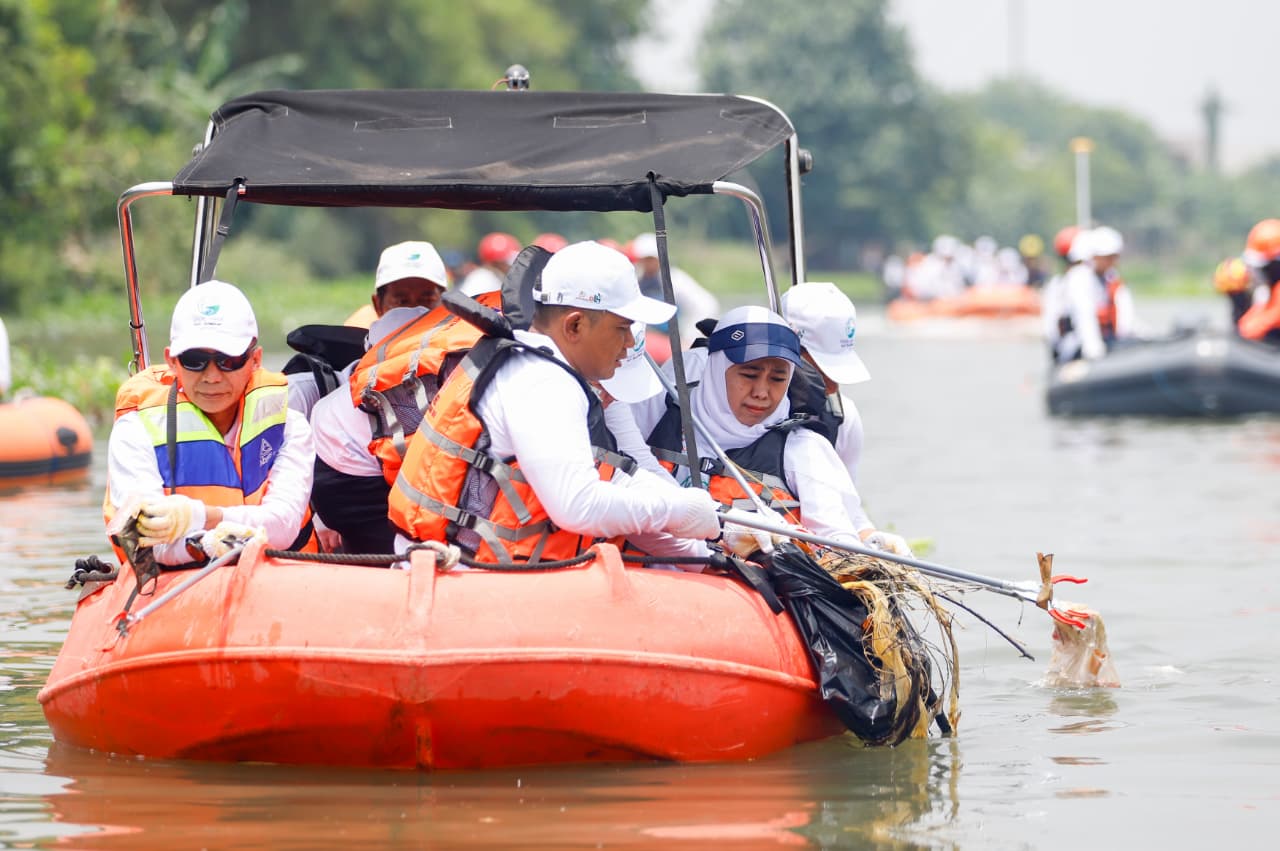 HUT Korps Marinir dan World Clean Up Day, Gubernur Khofifah Bersama Pasukan Marinir Ajak Warga Jatim Jaga Sungai Bersih dan Sehat