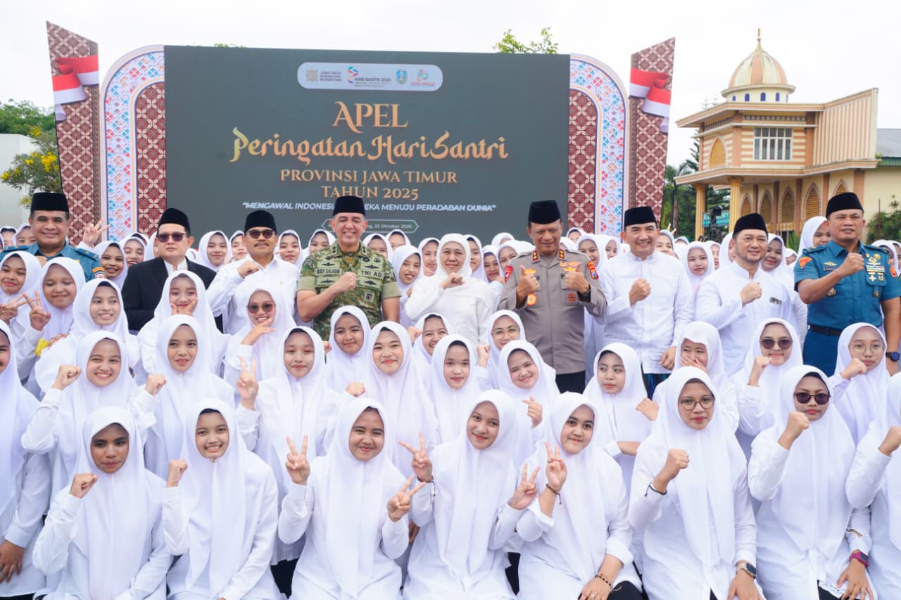 Gubernur Khofifah Pimpin Apel Hari Santri 2025 di Ponpes AnNur Bululawang Malang, Ajak Masyarakat Hadiri Sholawat dan Tabligh Akbar Bersama Gus Iqdam di Grahadi Malam Ini