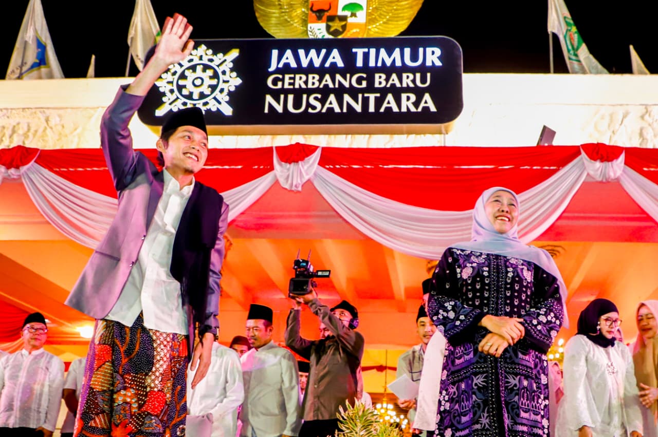 Gubernur Khofifah, Wagub Emil dan Puluhan Ribu Masyarakat Jatim Berdzikir Bersholawat bersama Gus Iqdam di Grahadi, Doakan Kedamaian dan Kemakmuran Jatim