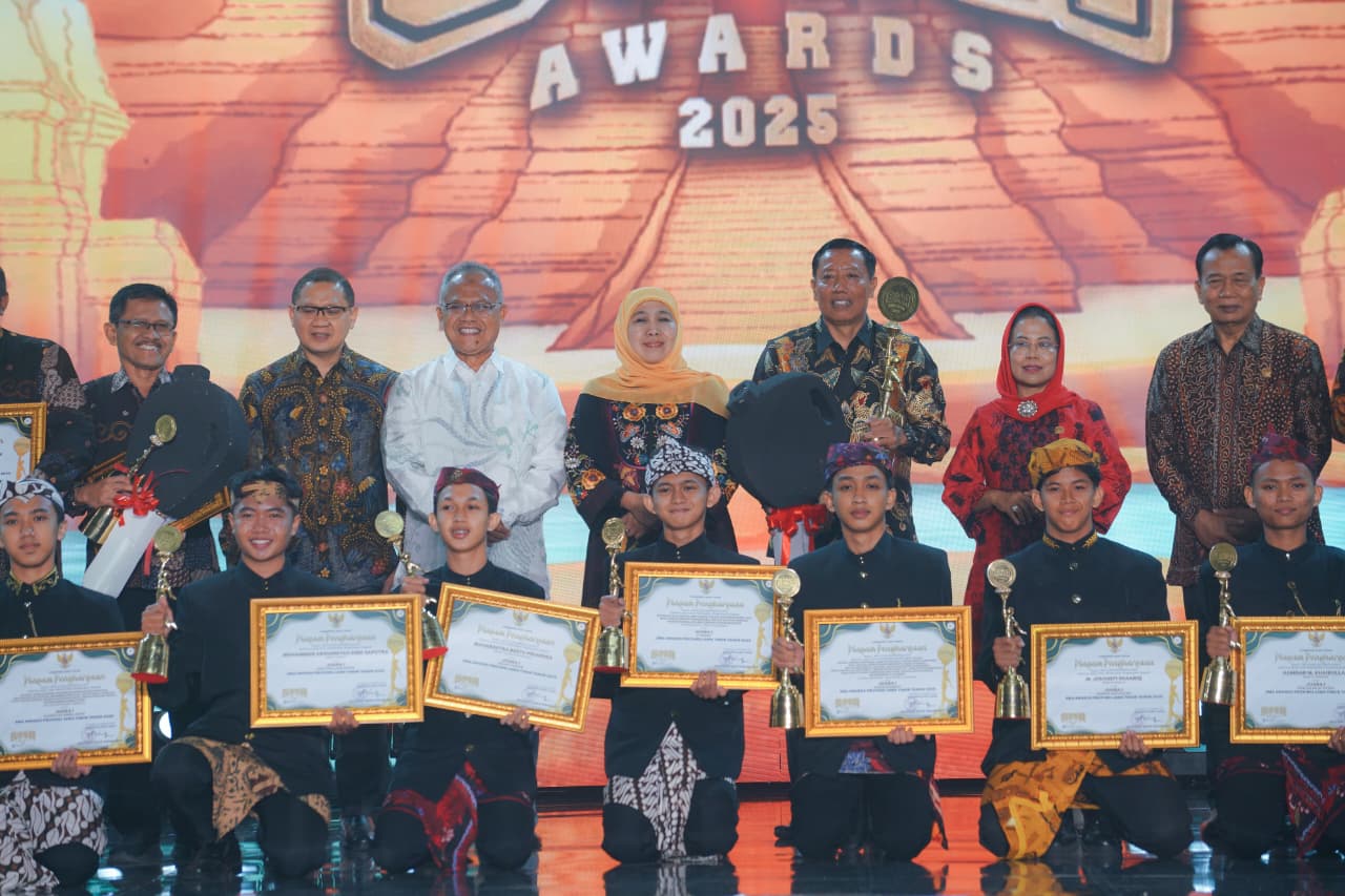 SMA Award Jatim Diikuti 174.858 Peserta Pecahkan Dua Rekor MURI, Gubernur Khofifah: Komitmen Jatim Siapkan Pemimpin Sambut Indonesia Emas 2045