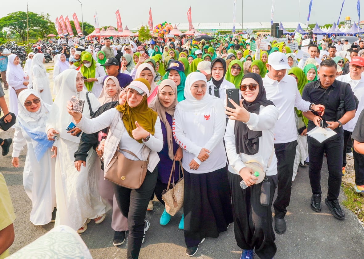 Gubernur Khofifah Hadiri Jalan Sehat Hari Santri 2025 Bersama Ribuan Masyarakat Lamongan, Pesankan Nilai Juang Santri bagi Pembangunan Bangsa