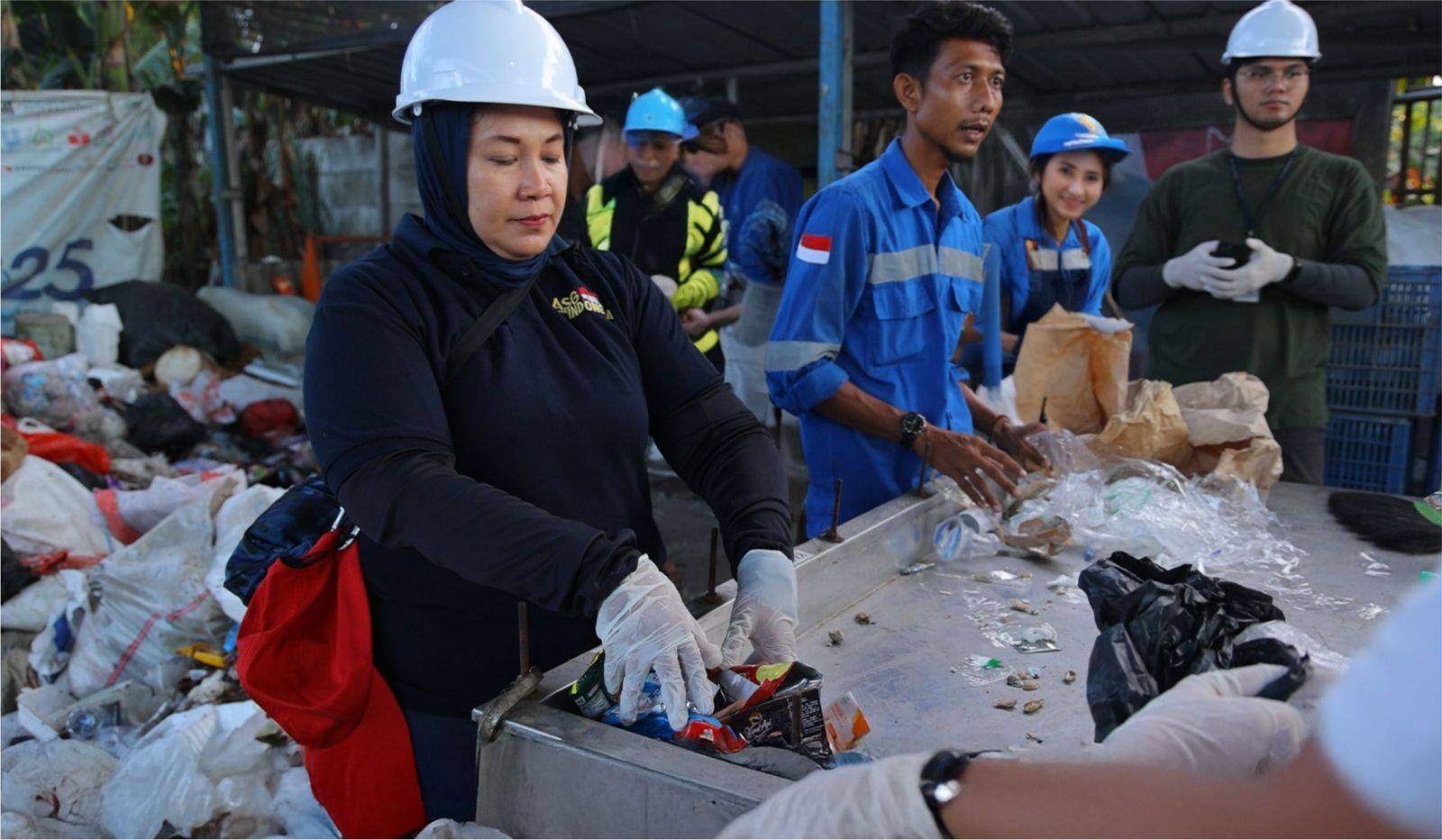 Gotong Royong di Tepi Cisadane: Relawan Tzu Chi dan ASG Ubah Sampah Jadi Berkah