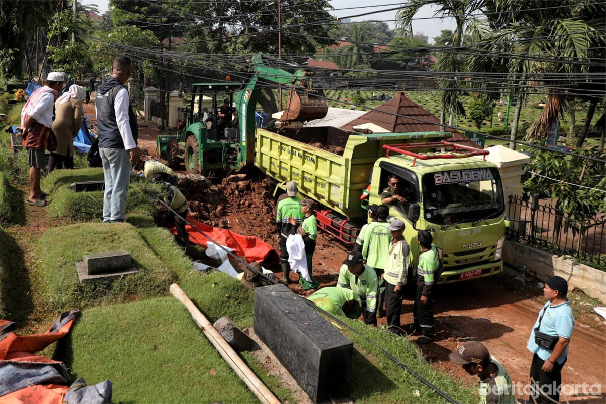 Petugas Gerak Cepat Atasi Longsor dan Tembok Ambruk di TPU Jeruk Purut