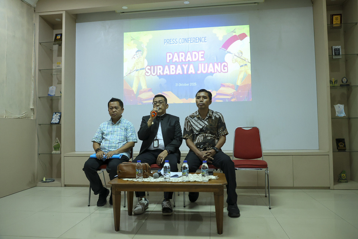 Parade Surabaya Juang 2025, Wali Kota Eri Perankan Gubernur Soerjo dan Ning Rini Pimpin Laskar Putri