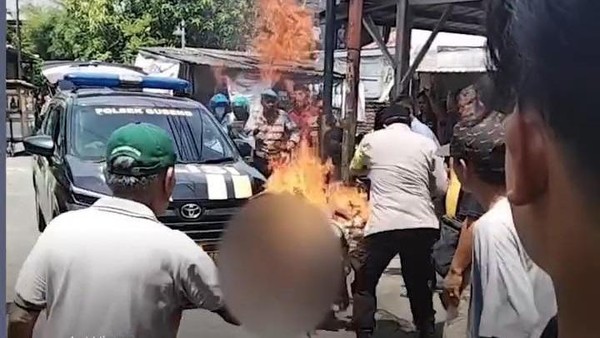 Diduga Curi Motor, Pria di Surabaya Nyaris Tewas Dibakar Massa