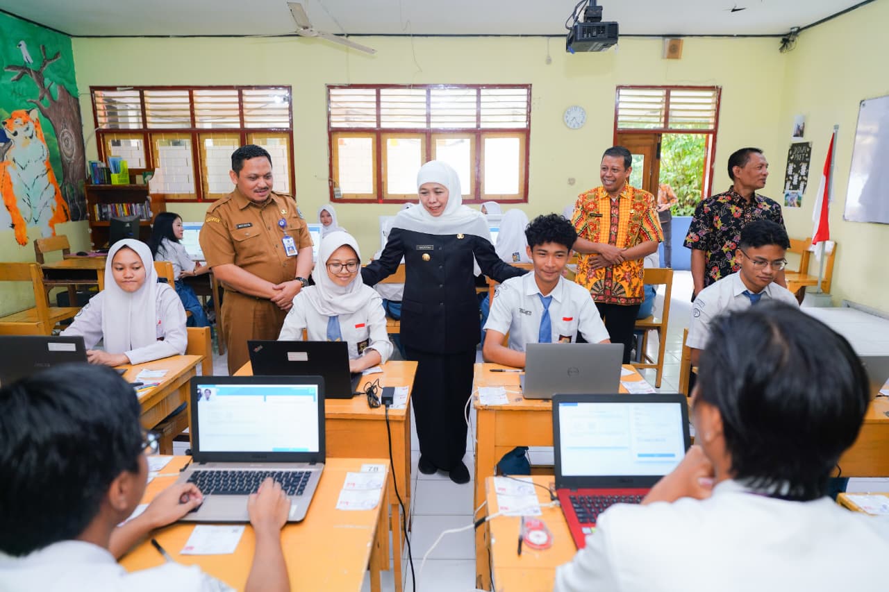 Jatim Siap Laksanakan Tes Kompetensi Akademik, Gubernur Khofifah  Meninjau SMAN 6 Pastikan Keamanan Pasokan Listrik dan Kestabilan Jaringan Internet