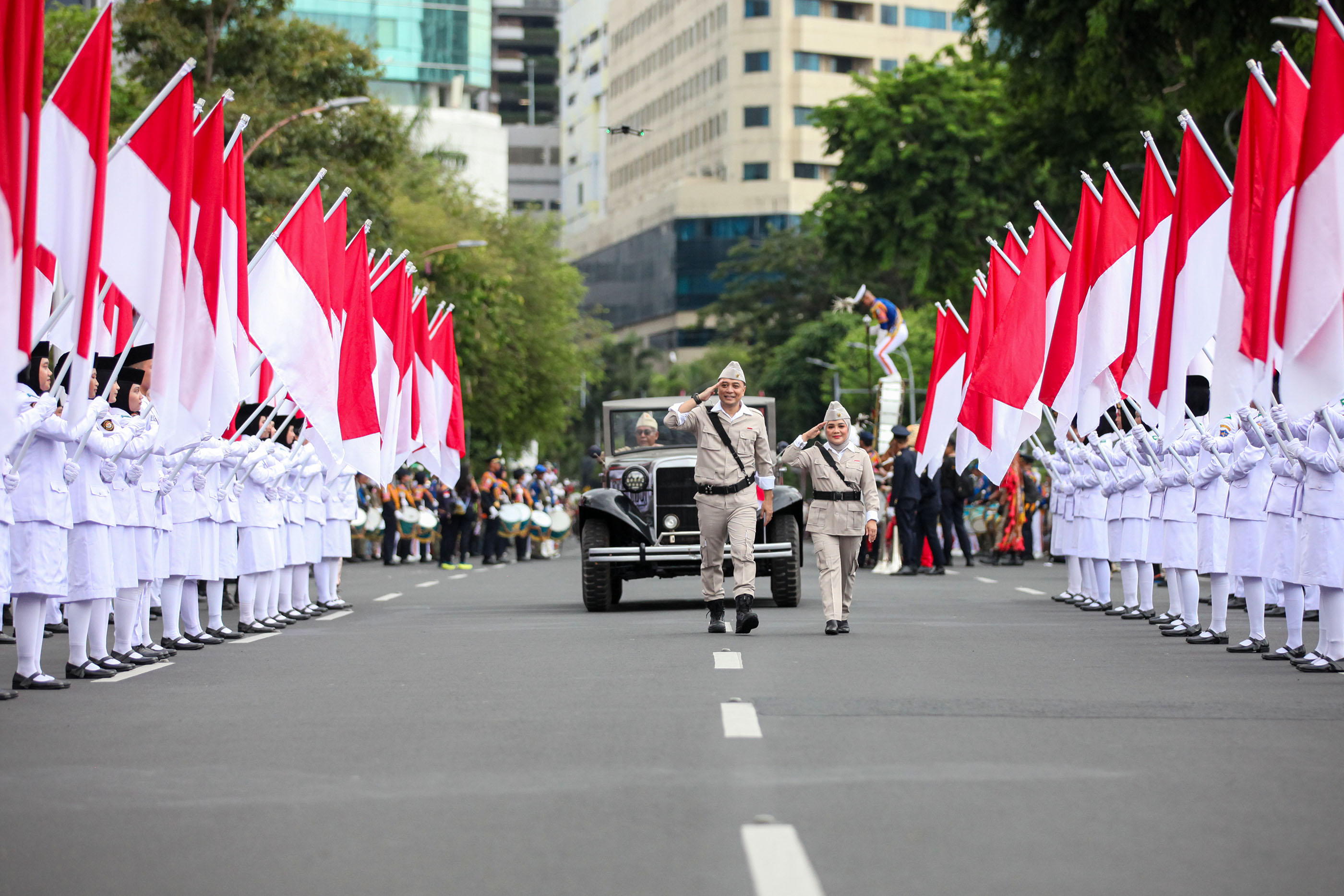 Parade Surabaya Juang Tampilkan Tokoh Pahlawan Perempuan, Wali Kota Eri: Ajak Warga Teruskan Semangat Juang Lawan Stunting dan Kemiskinan