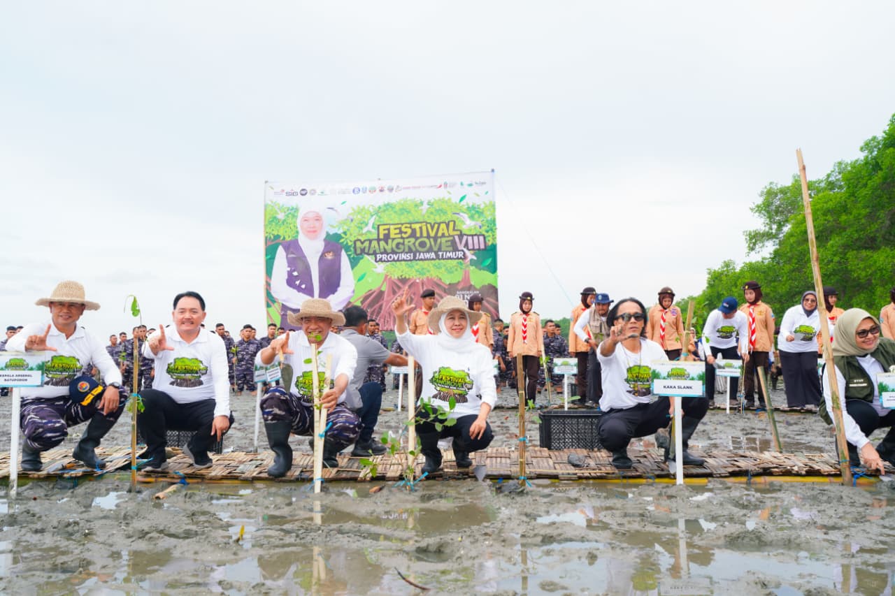 Gubernur Khofifah Bersama Kaka Slank Nandur Mangrove di Bangkalan, Kendarai Scooter Listrik Ajak Jaga Alam dan Lingkungan Sekitar