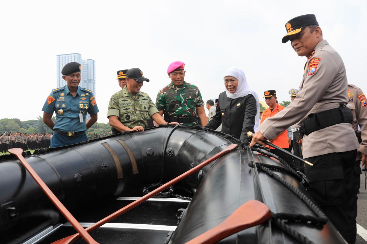 Gubernur Khofifah Hadiri Apel Kesiapan Tanggap Darurat Bencana Hidrometeorologi di Mapolda Jatim, Pastikan Kesiapsiagaan dan Mitigasi Bencana