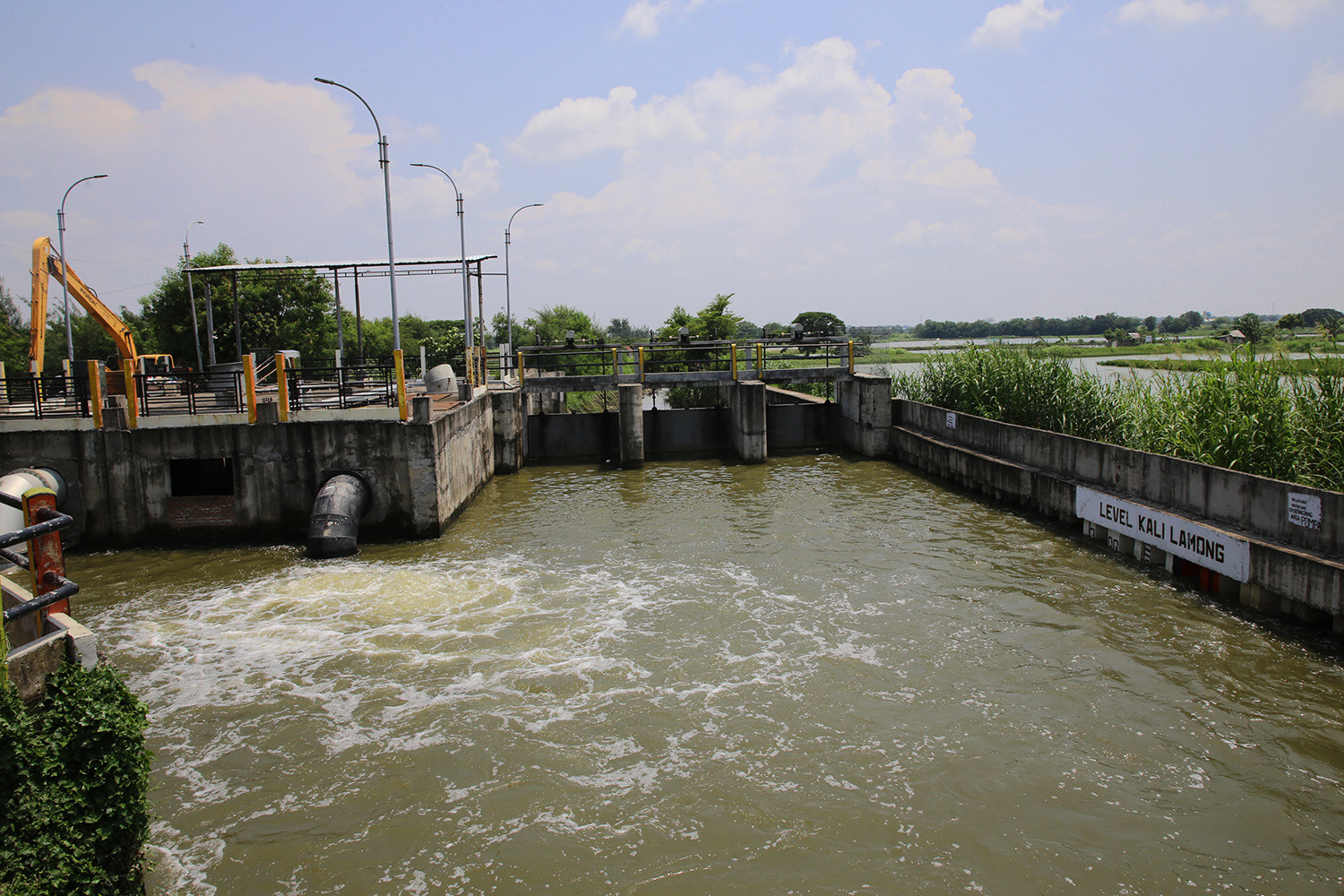 Sofa hingga Kasur Rusak Rumah Pompa Air, Pemkot Surabaya Imbau Warga Tak Buang Sampah di Sungai