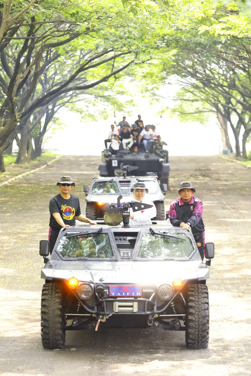Gubernur Khofifah Hadiri Inagurasi Pasmar 2, Bersama TNI AL Tanam 1.000 Pohon dan Serahkan Bantuan Sosial untuk Warga Sekitar
