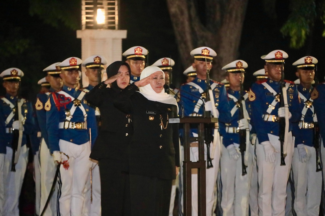 Gubernur Khofifah Pimpin Apel Kehormatan dan Renungan Suci Hari Pahlawan, Ajak Masyarakat Lanjutkan Perjuangan dan Pengabdian Pahlawan