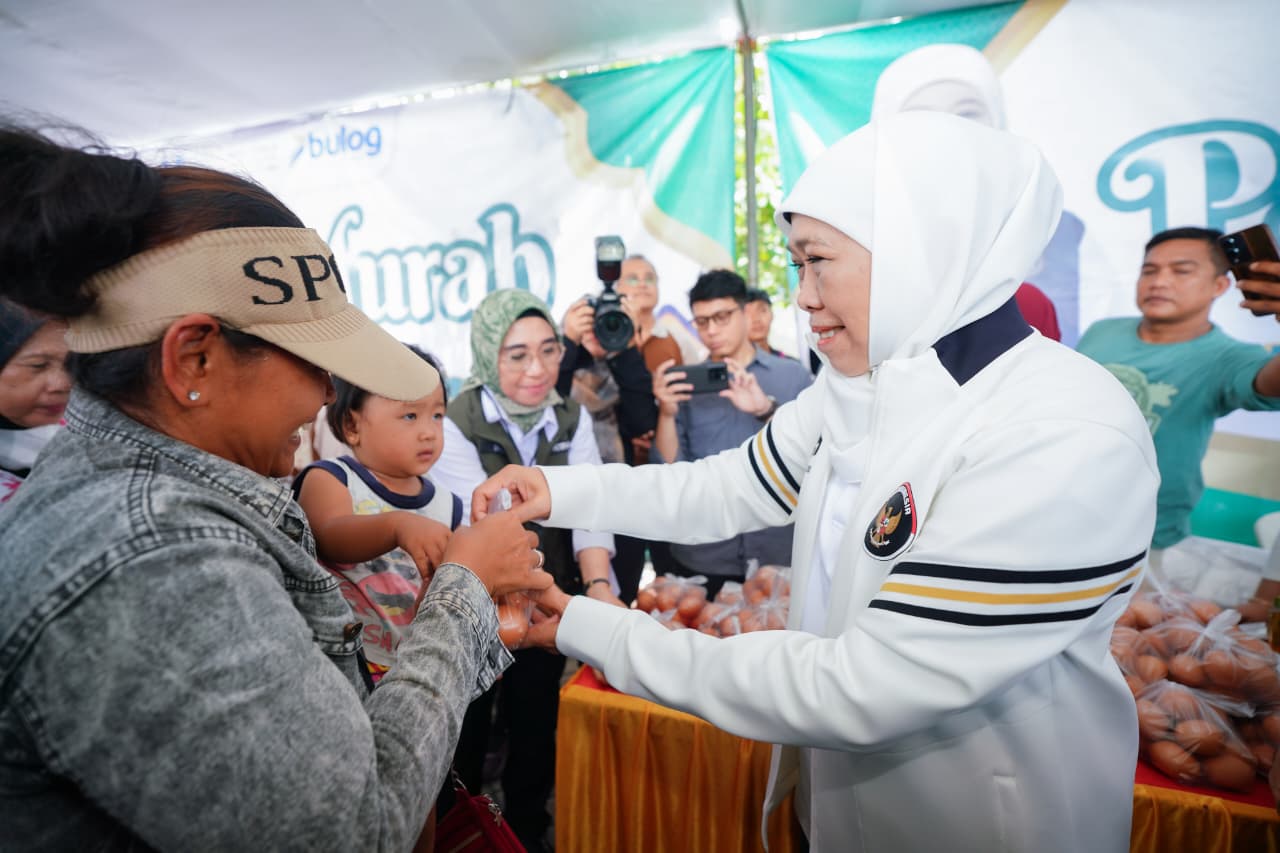 Emak-emak Benowo Surabaya Borong Sembako Pasar Murah Yang Digelar Khofifah
