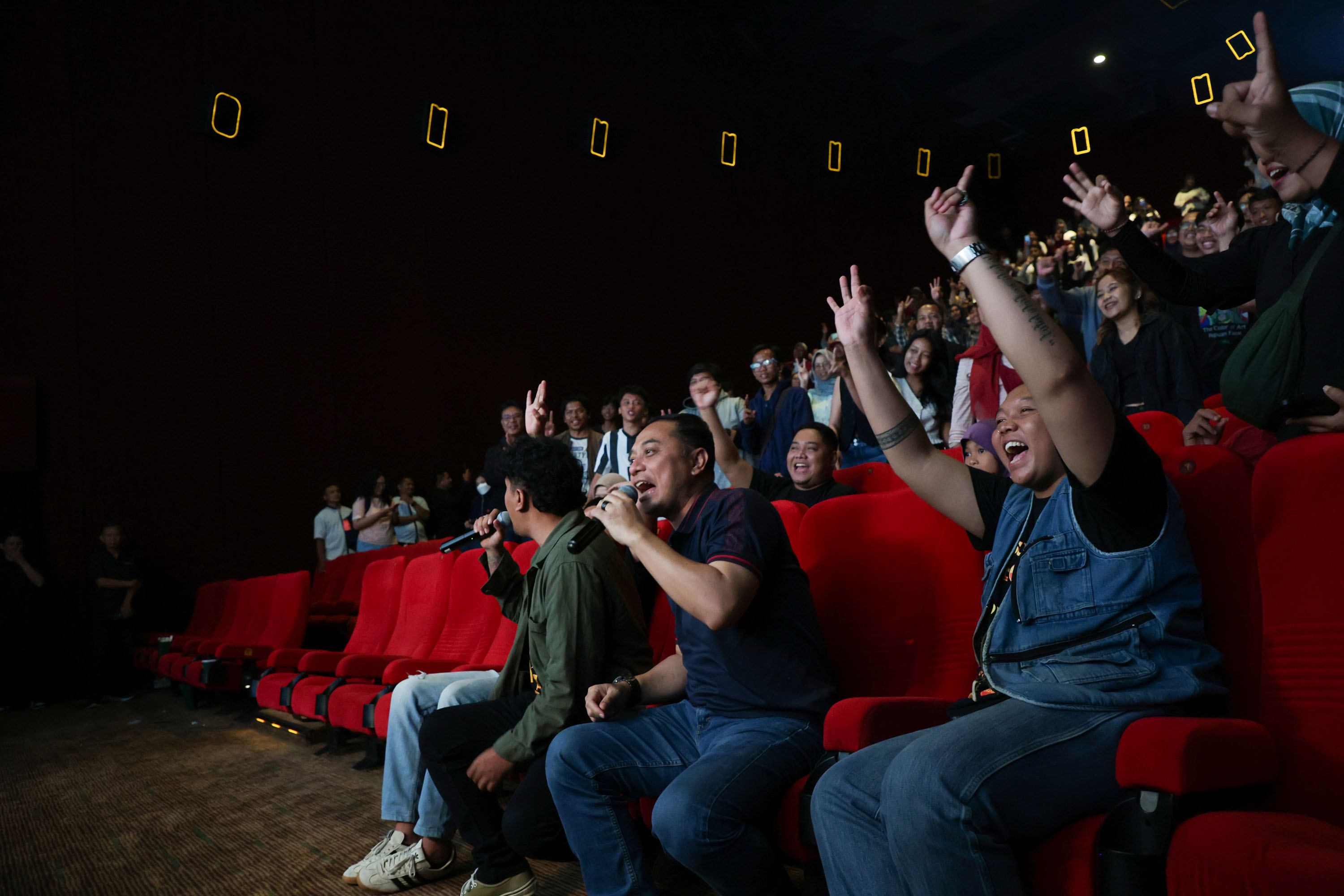 Wali Kota Eri Nobar Pesugihan Setan Gagak Bareng Ratusan Anak Muda Surabaya, Dari Komedi Horor Jadi Pemicu Semangat Ekonomi Kreatif