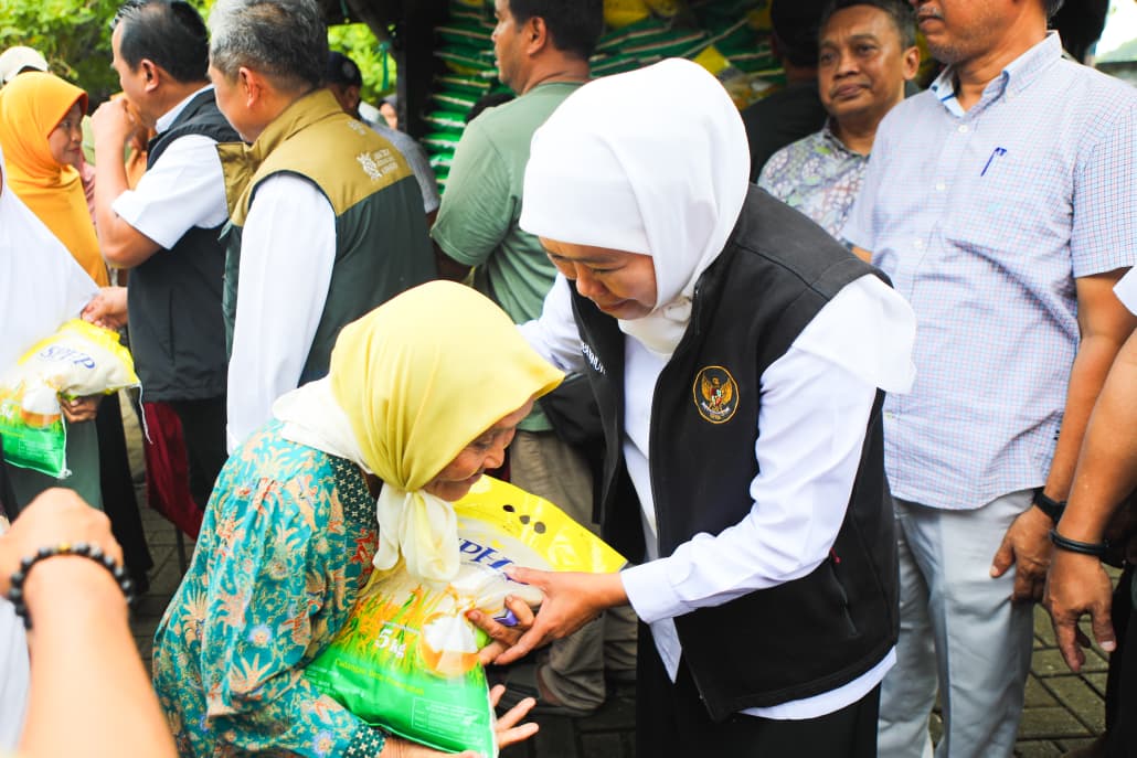 Gubernur Khofifah Pastikan Stabilitas Harga Bahan Pokok Jelang Nataru Terjaga Lewat Pasar Murah