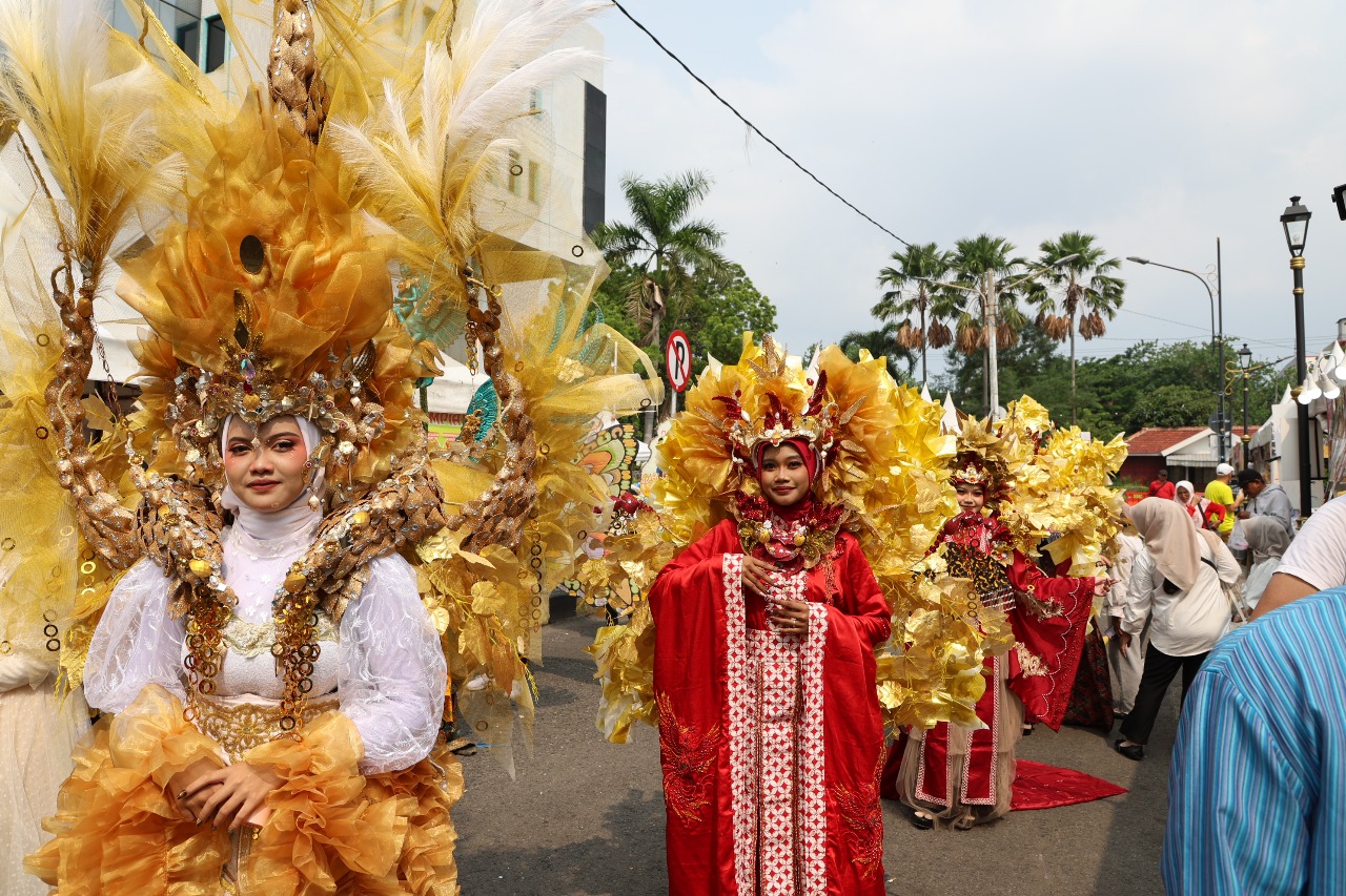 Plaza Internatio Kota Lama Penuh Warna! SFF 2025 Suguhkan Pawai Kostum Spektakuler