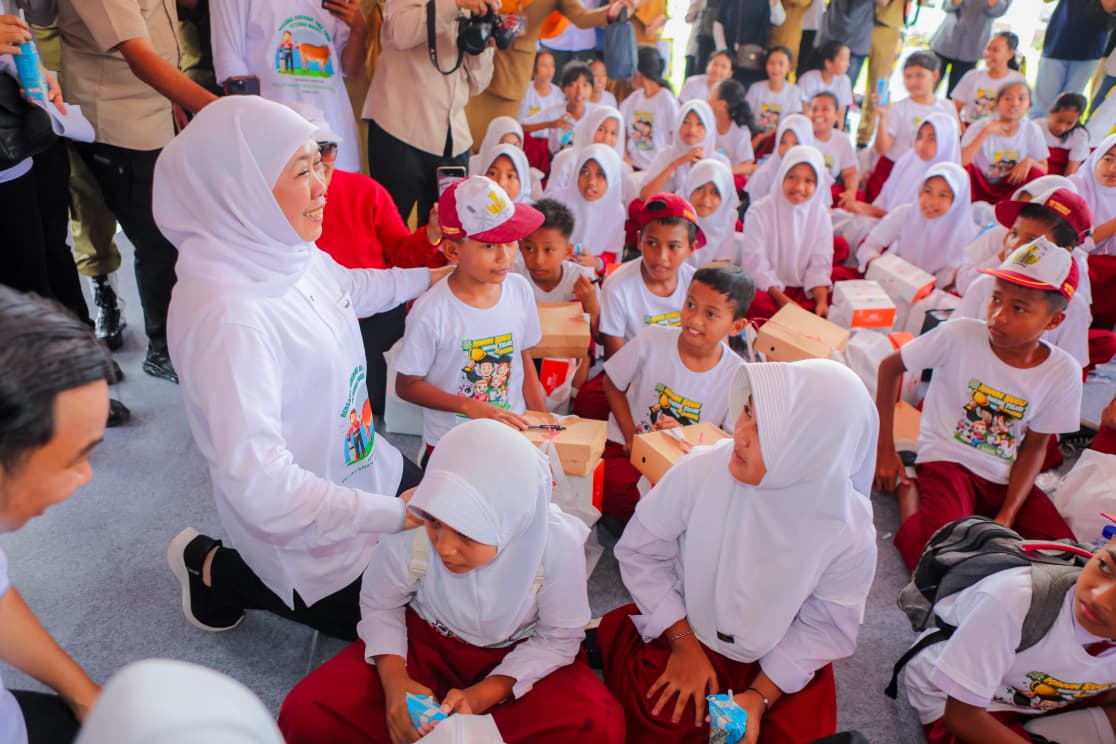 Gubernur Khofifah Minum Susu Bareng Ratusan Siswa SD Di Jember, Dorong Pemenuhan Gizi Sejak Dini
