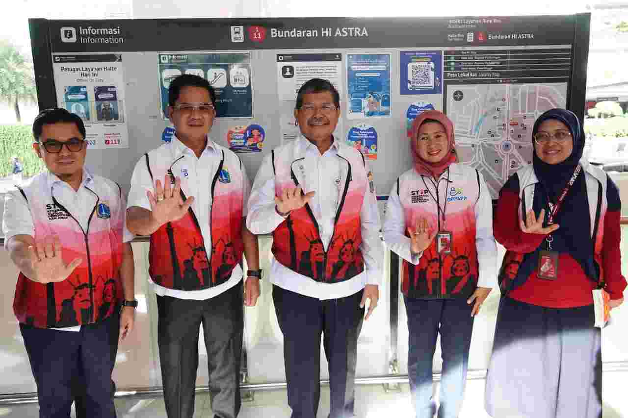 Melalui Stiker Anti Kekerasan di Transjakarta, Pemprov DKI Ajak Warga Jaga Ruang Aman untuk Perempuan dan Anak