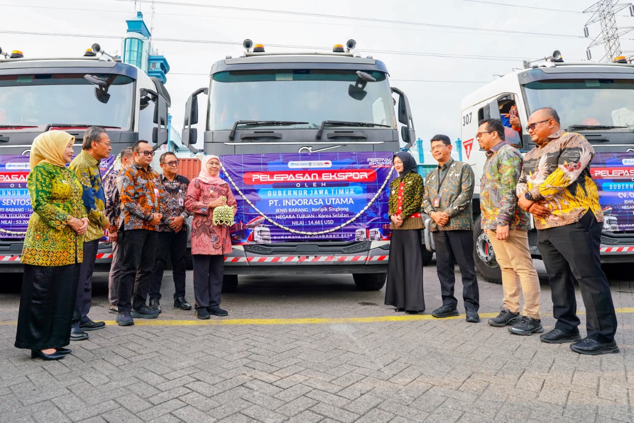 Gubernur Khofifah Lepas Enam Truk Produk Ekspor IKM  Desa Devisa Senilai Rp5,8 Miliar