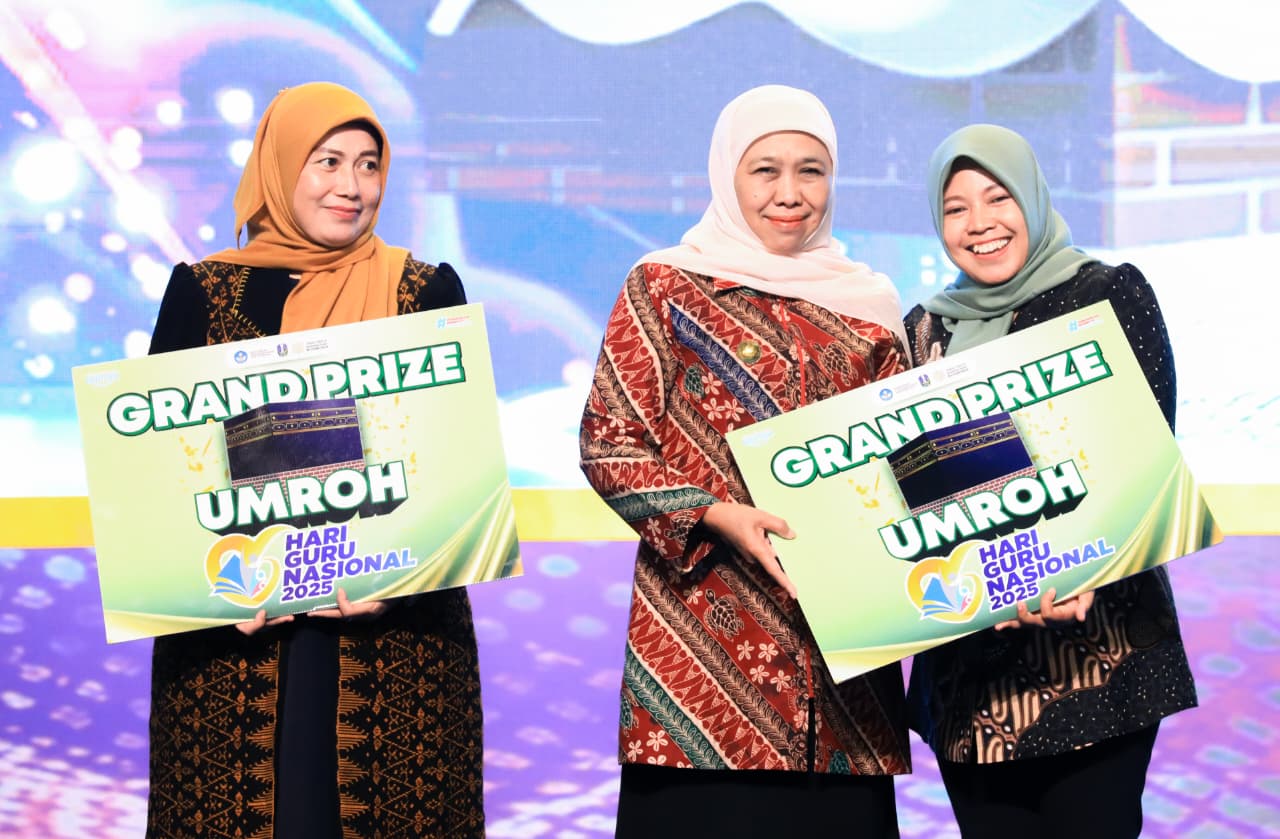 Momen Haru Warnai Puncak Peringatan Hari Guru Nasional dan Hari Aksara Internasional, Gubernur Khofifah Dapat Kejutan Kehadiran Guru Semasa Sekolah