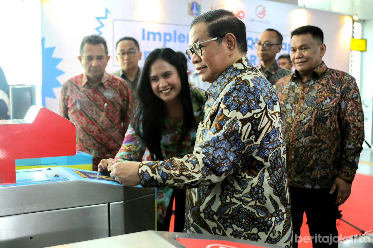 Gubernur Pramono Resmikan QRIS Tap dan Ruang Baca di Stasiun LRT Pegangsaan Dua