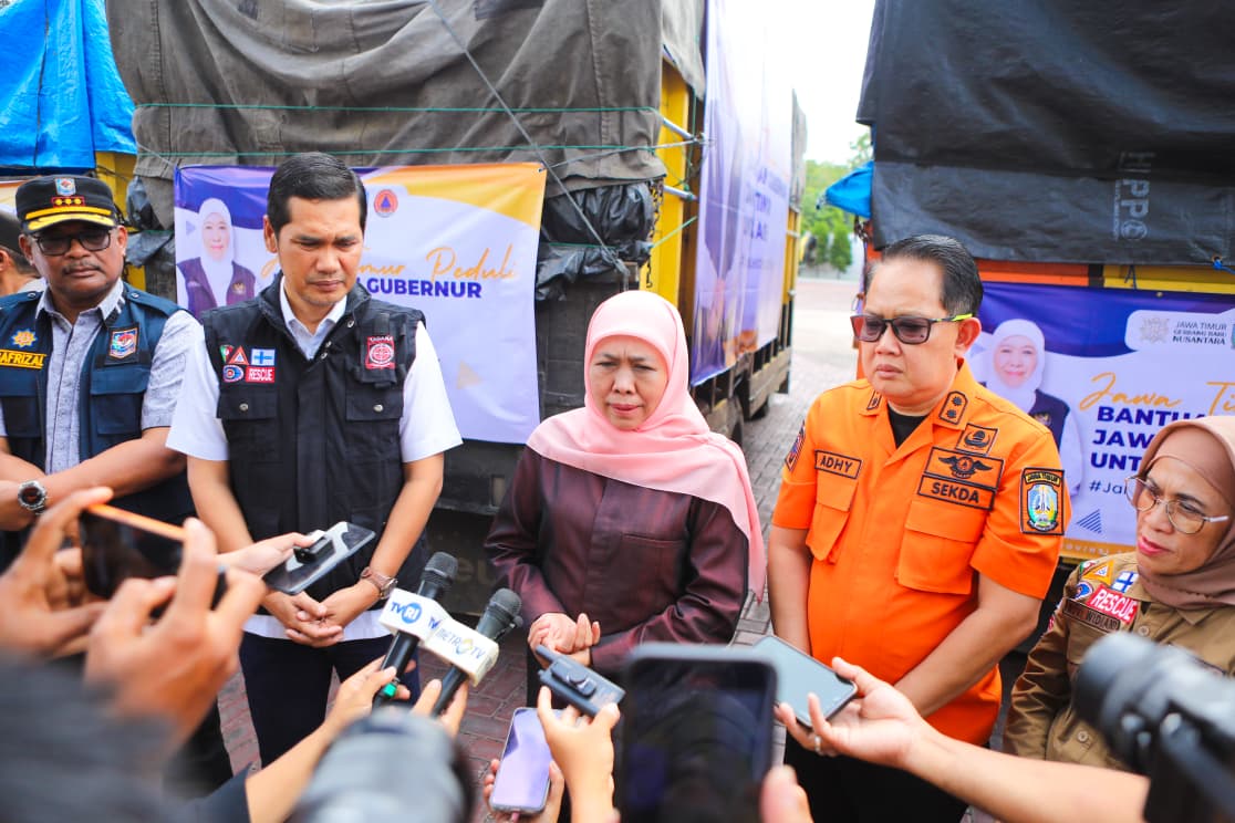 Gubernur Khofifah Serahkan Bantuan Kemanusiaan Jatim Peduli Rp3,895 Miliar untuk Korban Bencana Aceh