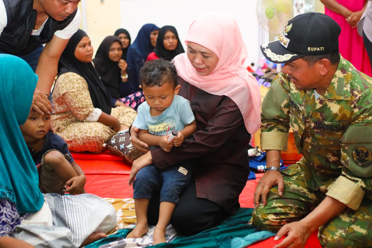 Gubernur Khofifah Sapa Pengungsi di Pidie Jaya, Salurkan Bantuan dan Pastikan Akan Kirim Relawan Medis dan Obat Obatan