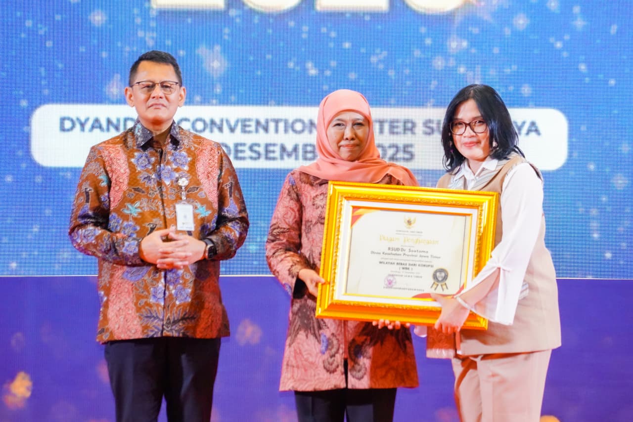 Gubernur Khofifah Serahkan Penghargaan Layanan Publik, Dorong Tingkatkan Tatakelola Pemerintahan Bersih dan Melayani