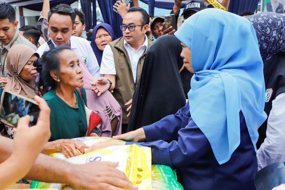 Gubernur Khofifah Gelar Pasar Murah ke-290 Warga Candipuro Lumajang, Upaya Stabilkan Harga dan Jaga Daya Beli