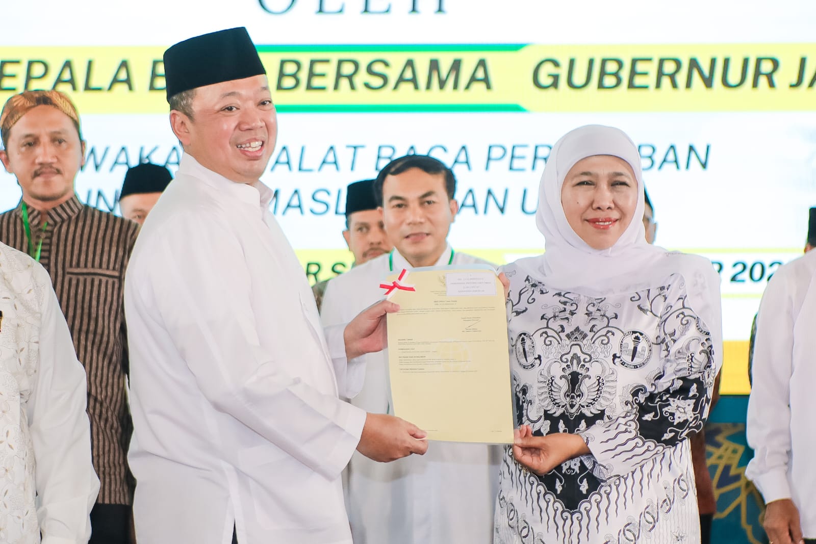 Gubernur Khofifah dan Menteri Nusron Wahid Serahkan 2.532 Sertifikat Tanah Wakaf dan Tempat Ibadah Jatim