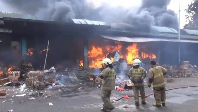 19 Mobil Damkar Berjibaku Padamkan Kebakaran Pasar Induk Kramat Jati