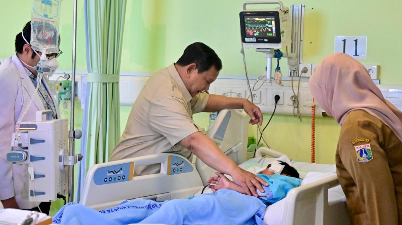 Jenguk Siswa SDN 01 Kalibaru, Presiden Prabowo Pastikan Penanganan Medis Terbaik